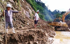 Miền Trung-Tây Nguyên: Nhiều tuyến đường vẫn bị ách tắc do mưa lũ